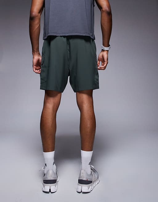 4505 Icon 7 Inch Quick Dry Training Cargo Shorts With Zip Pockets In Deep Khaki