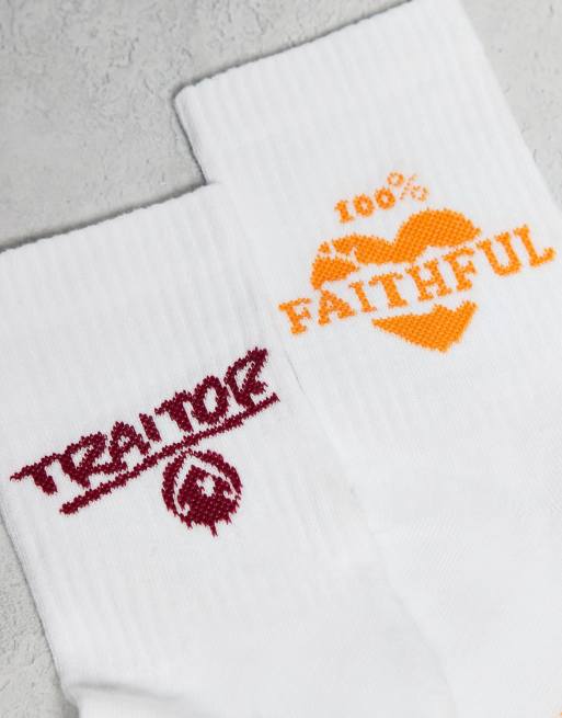 DESIGN 2 Pack Socks With Traitors Graphic In White