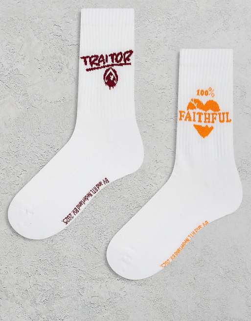 DESIGN 2 pack socks with Traitors graphic in white