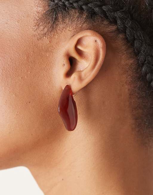 DESIGN asymmetric earrings with abstract design in faux stone in burgundy