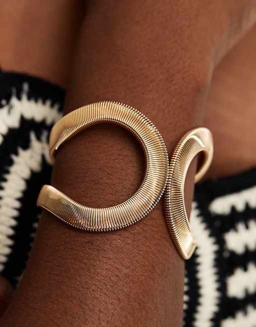 DESIGN Bangle Bracelet With Curved Textured Chain Detail In Gold Tone