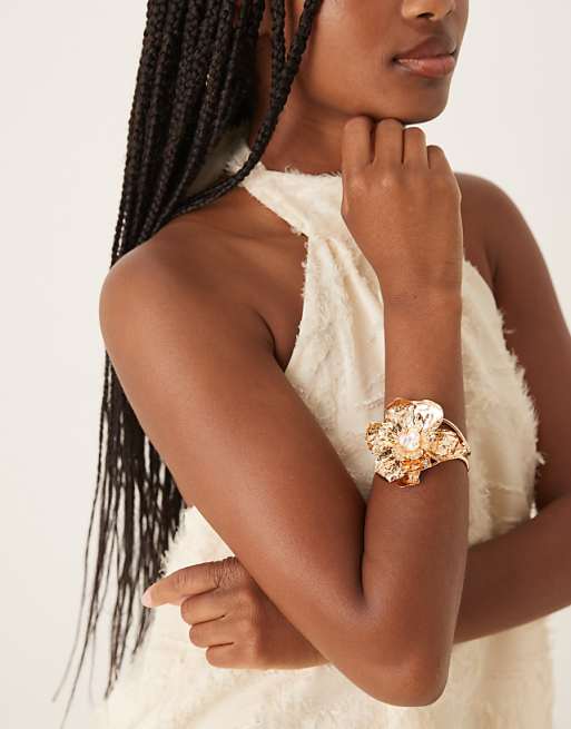 DESIGN bracelet with statement flower and faux pearls in gold tone