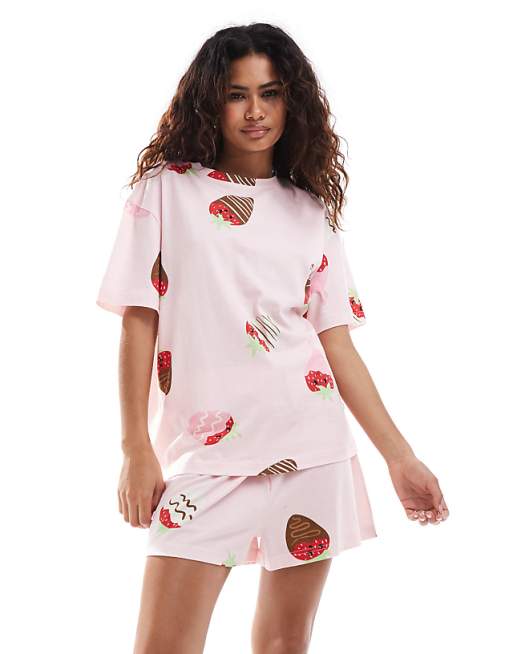 DESIGN chocolate strawberry oversized tee & short pyjama set in pink