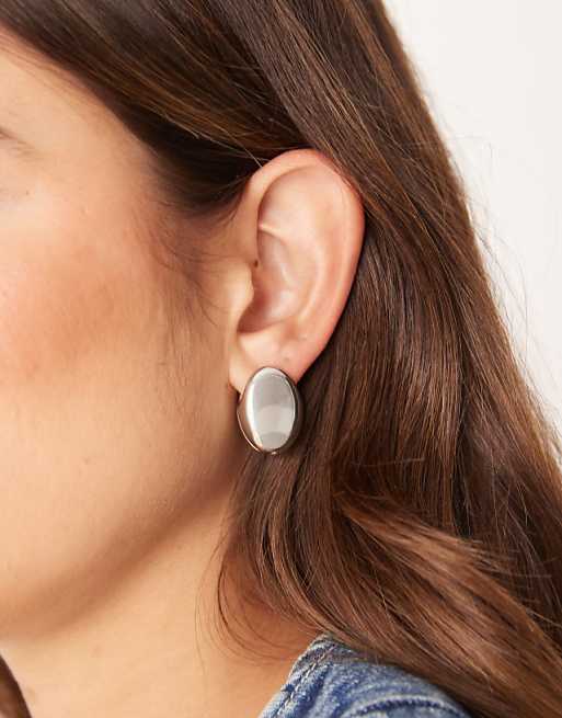 DESIGN clicker studs earrings with clean oval design in silver tone