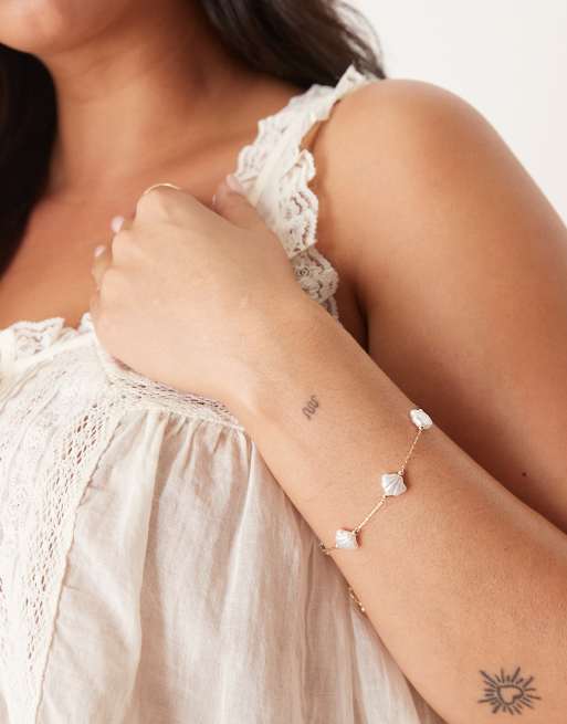 DESIGN Curve Bracelet With Faux Pearl Shells In Gold Tone