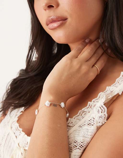 DESIGN Curve bracelet with faux pearl shells in gold tone