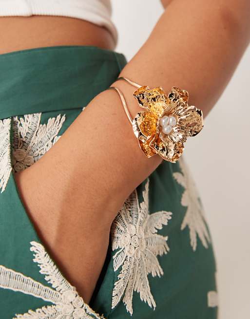 DESIGN Curve bracelet with statement flower and faux pearls in gold tone