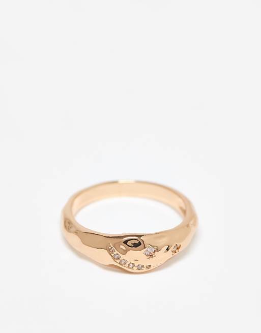 DESIGN Curve ring with molten texture and cz stones in gold tone