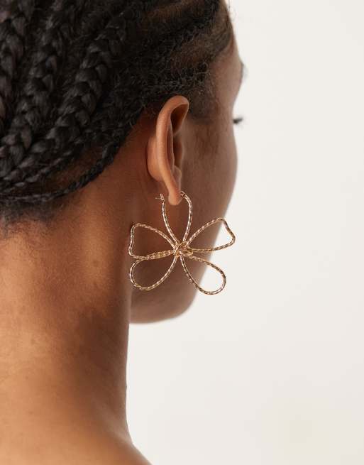 DESIGN Earrings In Large Wire Floral Shape In Gold Tone
