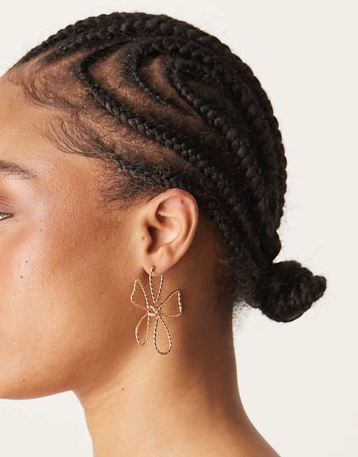 DESIGN earrings in large wire floral shape in gold tone