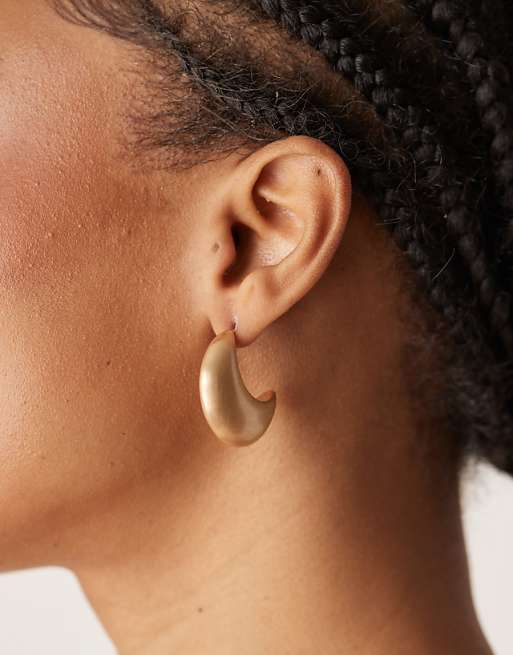 DESIGN earrings with chunky semi-hoop shape in brushed gold tone