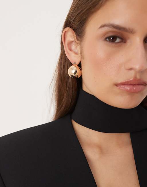 DESIGN earrings with large clean spherical shape in gold tone