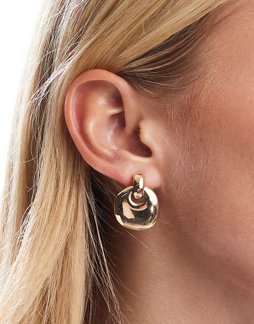 DESIGN earrings with small door knocker design in gold tone
