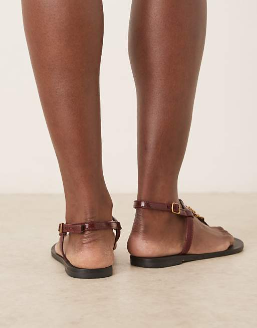 DESIGN Fancy Chain Flat Sandals In Burgundy