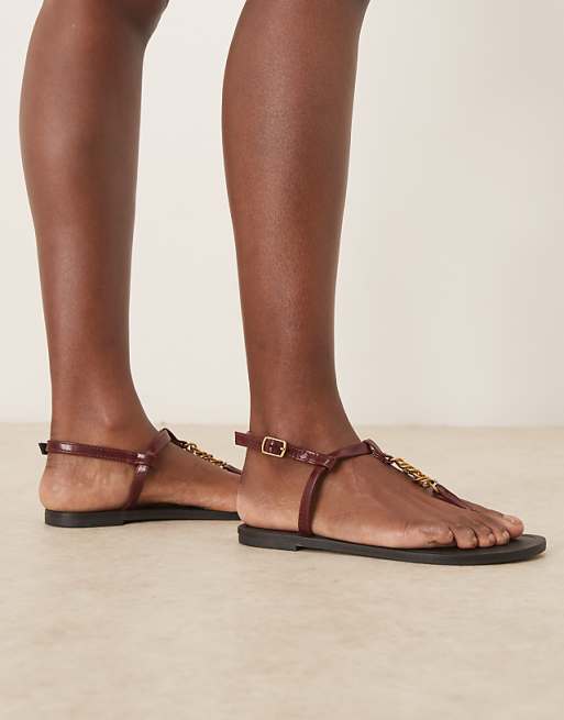DESIGN Fancy chain flat sandals in burgundy