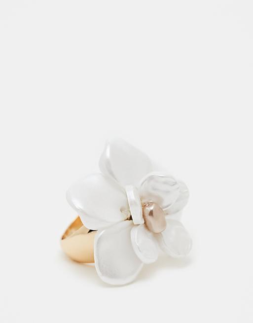DESIGN flower ring in faux pearl design in gold tone