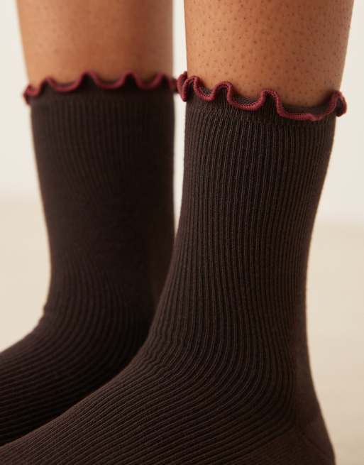DESIGN Frill Top Ankle Socks In Chocolate