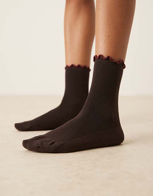 DESIGN frill top ankle socks in chocolate
