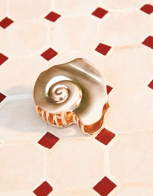 DESIGN hair claw with matte shell design in gold
