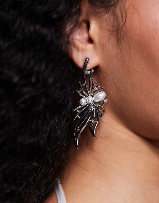 DESIGN Halloween statement earrings with spider design and faux pearls in silver tone