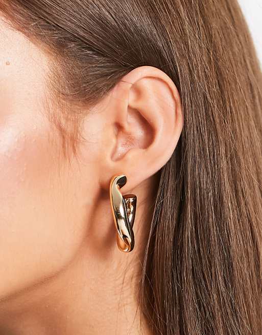 DESIGN Hoop Earring With Twist Link Design In Gold Tone