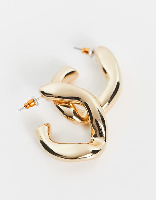 DESIGN Hoop Earring With Twist Link Design In Gold Tone
