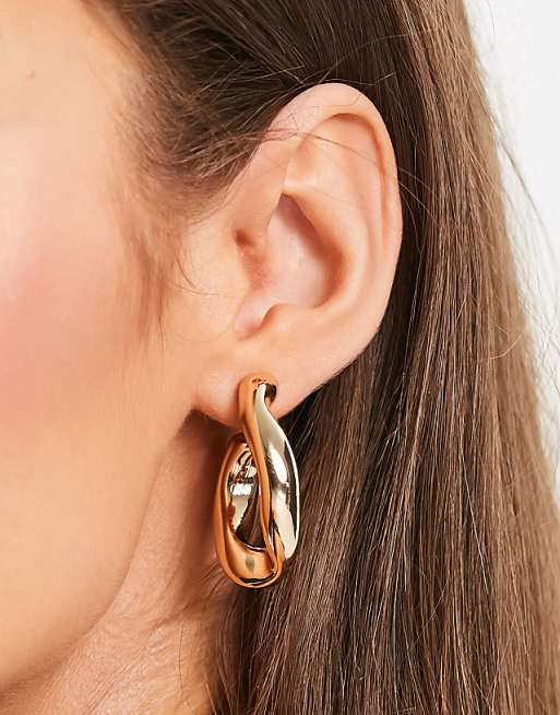 DESIGN Hoop Earring With Twist Link Design In Gold Tone