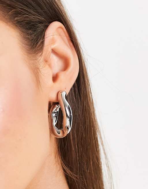 DESIGN Hoop Earring With Twist Link Design In Silver Tone