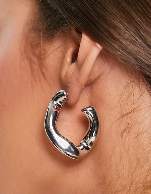 DESIGN Hoop Earring With Twist Link Design In Silver Tone