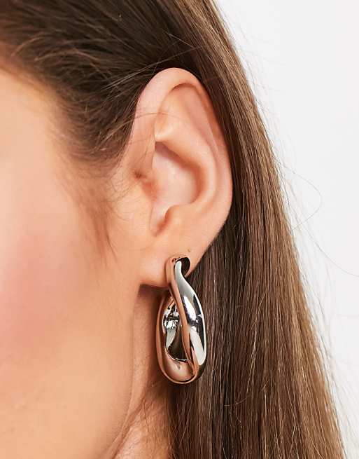 DESIGN hoop earring with twist link design in silver tone