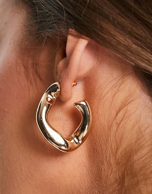 DESIGN hoop earring with twist link design in gold tone
