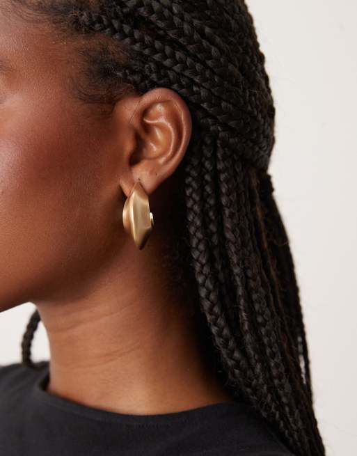 DESIGN Hoop Earrings In Large Sculptural Shape In Brushed Gold Tone