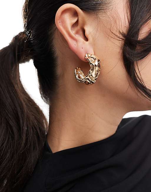 DESIGN hoop earrings with molten design in gold tone