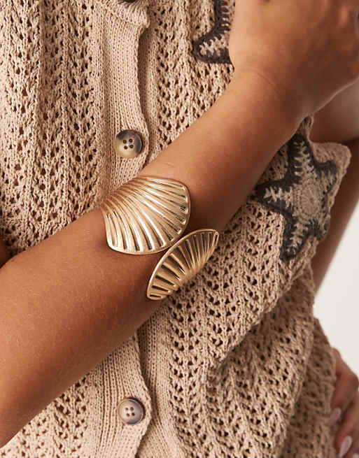 DESIGN large cuff bracelet with shell design in brushed gold tone