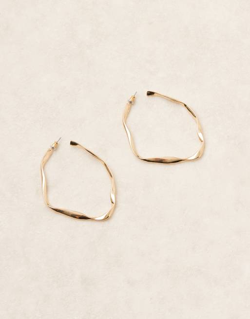 DESIGN Large Hoop Earrings In Abstract Twist Shape In Gold Tone