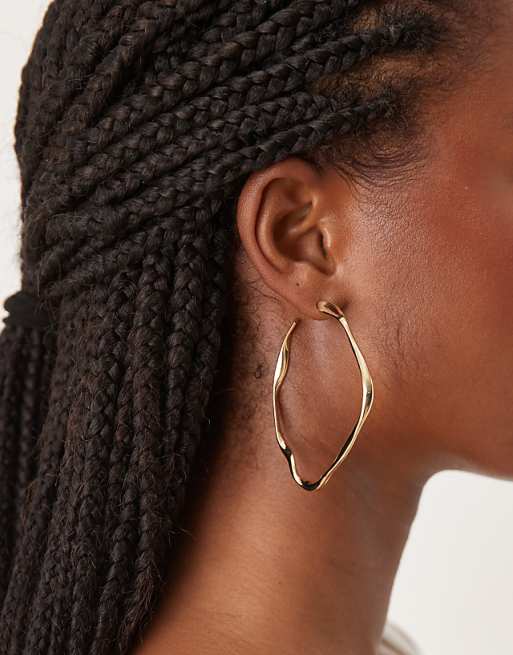 DESIGN large hoop earrings in abstract twist shape in gold tone