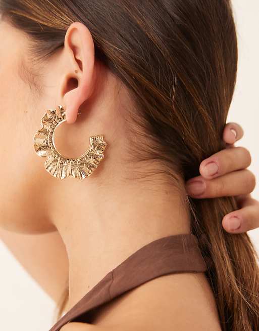 DESIGN large hoop earrings with hammered floral shape in gold tone