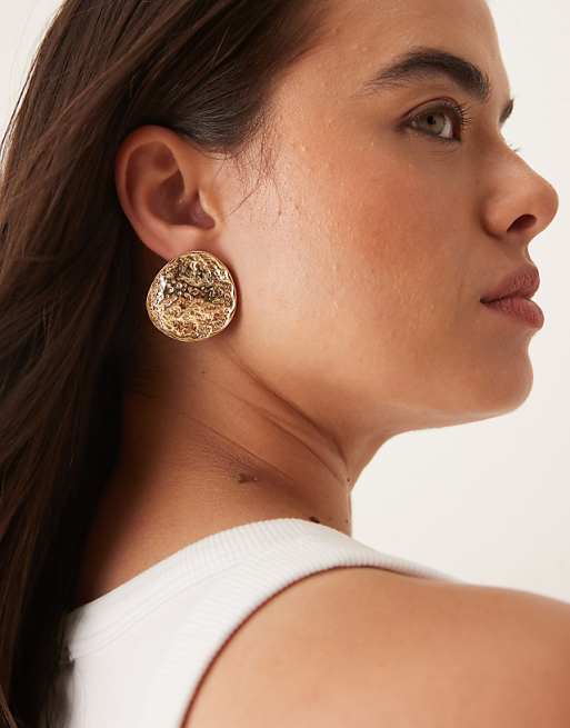 DESIGN large stud earrings in circular design in textured gold tone