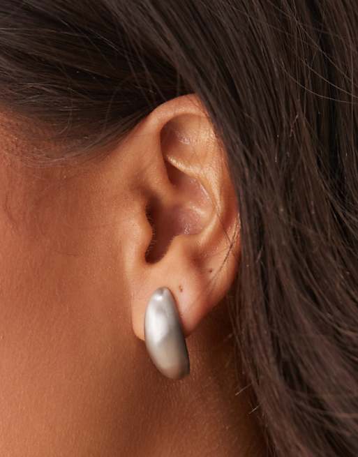 DESIGN large stud earrings in oval shapes in satin silver tone