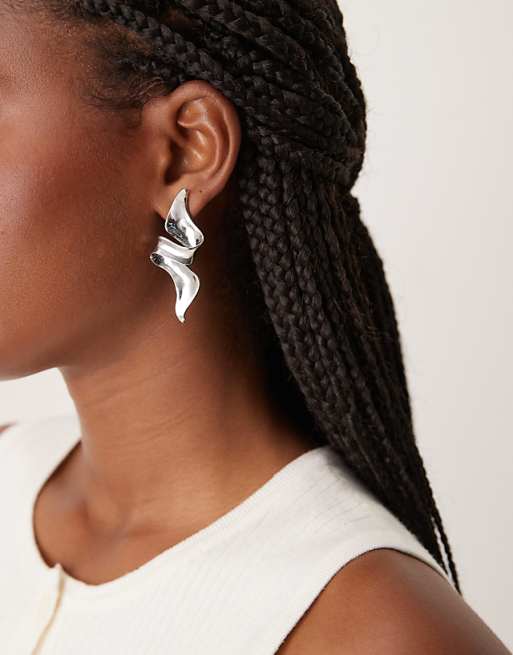 DESIGN large stud earrings with abstract sculptural shape in silver tone