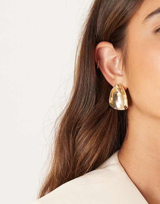 DESIGN large stud earrings with curved oval design in hammered gold tone