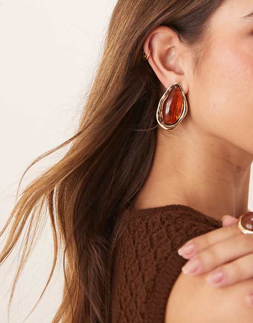 DESIGN large stud earrings with faux amber stone in gold tone