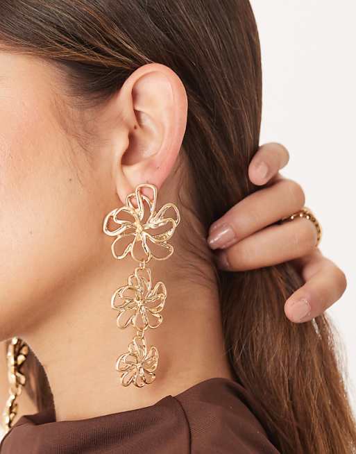 DESIGN large stud earrings with floral pendants in gold tone