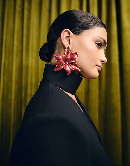 DESIGN large stud earrings with flower design in red and gold tone