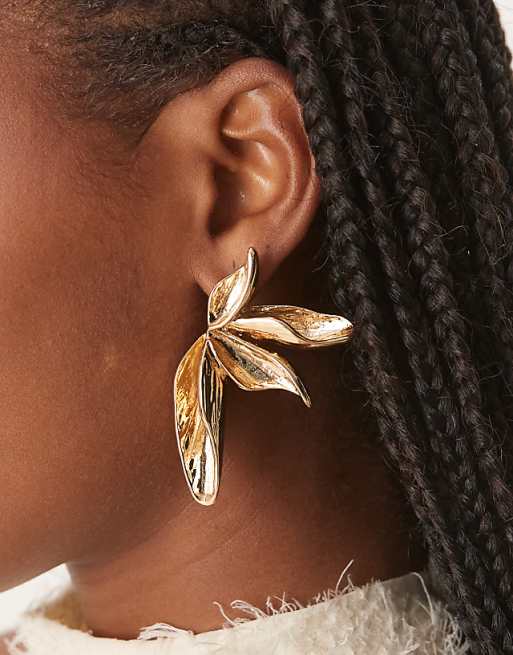 DESIGN large stud half-petal earrings in gold tone