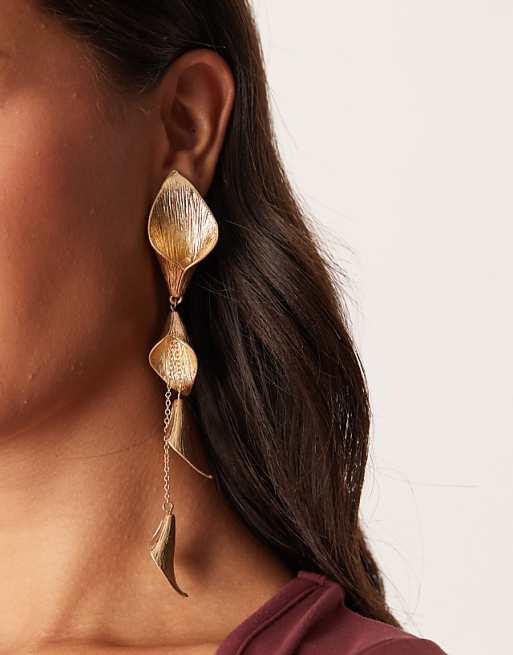 DESIGN Limited Edition earrings with floral details in gold tone