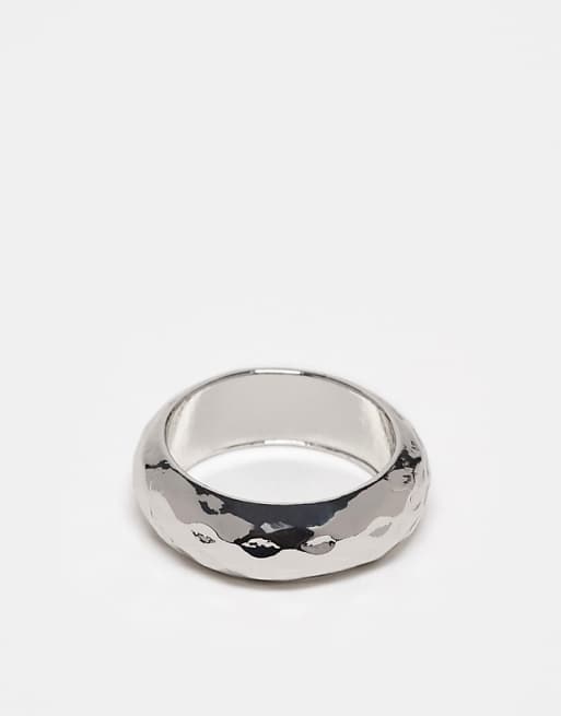 DESIGN plain band ring with texture in silver tone