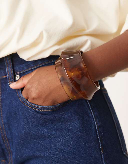 DESIGN resin bracelet with abstract shape in amber