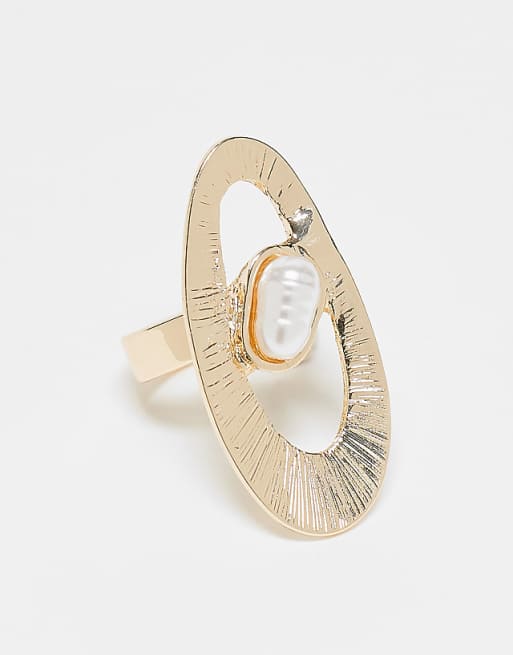 DESIGN ring with oval and faux pearl detail in gold tone