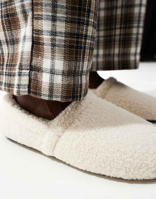 DESIGN Slippers In Cream Borg